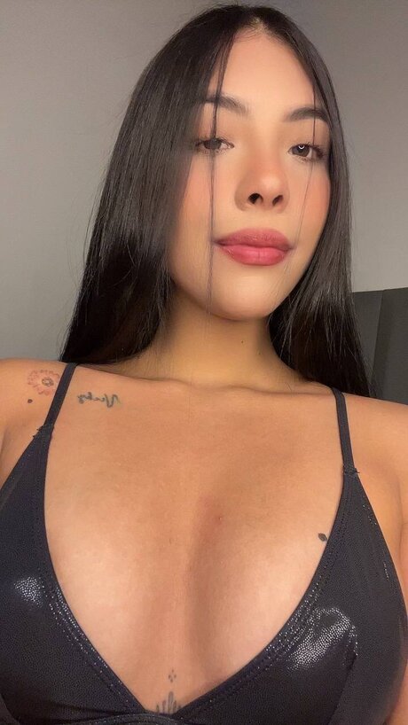 Seliname model adult picture