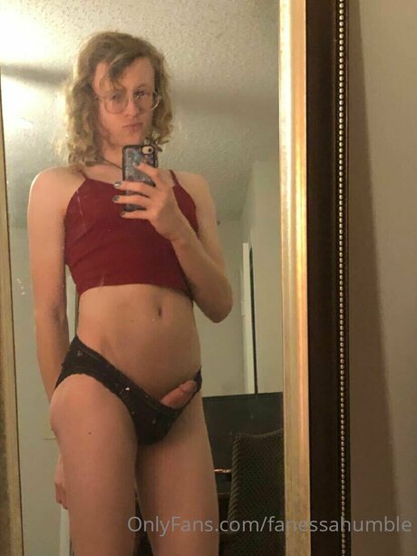 Fanessahumble erotic model photo