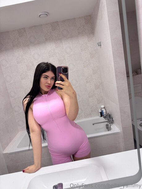 Bella Yammy beautiful star photo