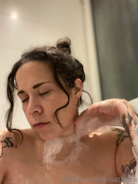 Satanita model sexy img