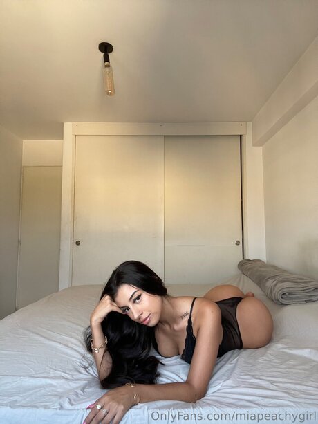 Miapeachygirl model hd pics