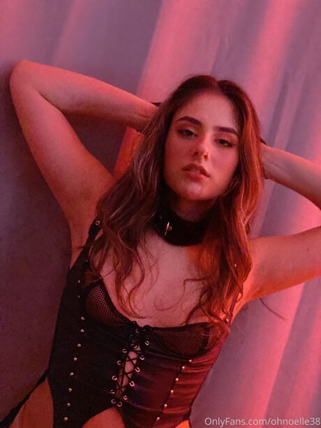 Ohnoelle38 model erotic photos