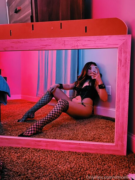 lesbian kissing onlyfans nice pic