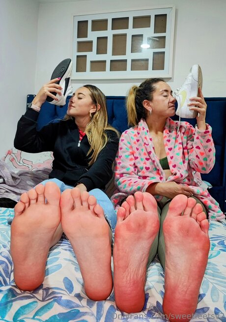 Sweetfeetsv2 model porn photo