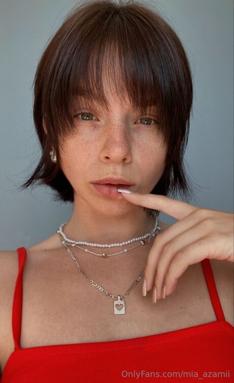 Mia Azamii model beautiful image