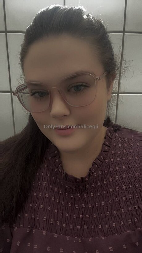 Aliceqii model sexy pictures