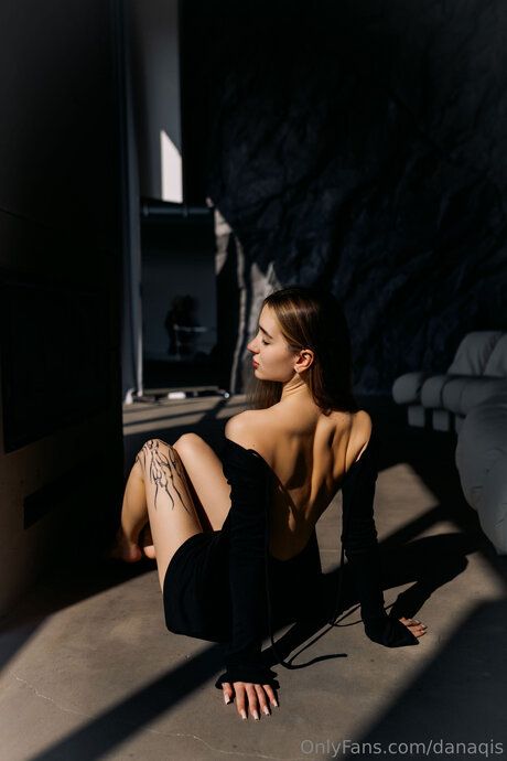 Danaqis model hot photos