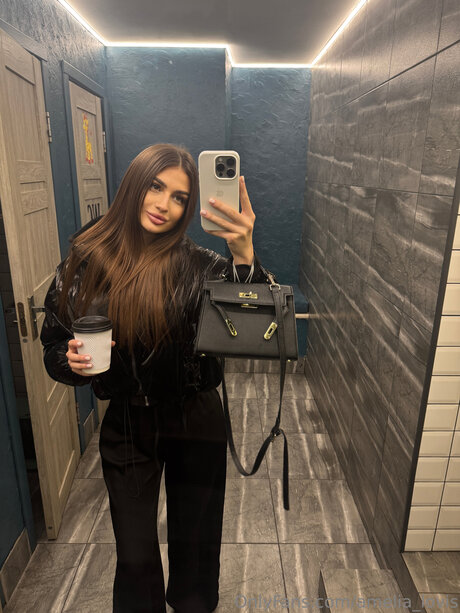 Amelia Lovis adult star images