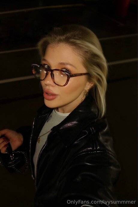 Ivysummmer pornographic model photo
