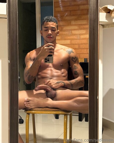 Sedessen model naked img