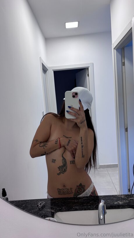 De Clairmont model free picture