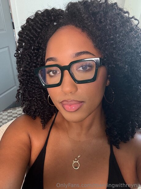 Roamingwithreyna model hot images