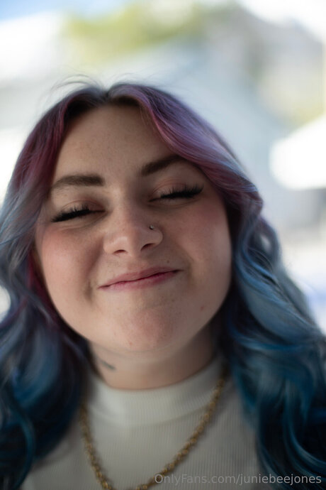 Juniebeejones nice model pic