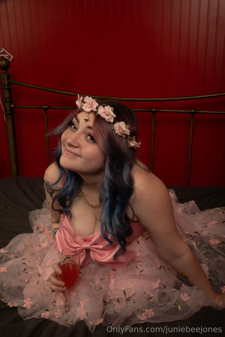 Juniebeejones perfect pornstar galleries