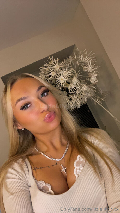 Littlelily Xxx pornstar exclusive pics