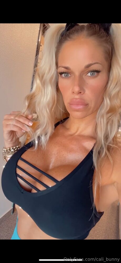 Cali Bunny model porn pics