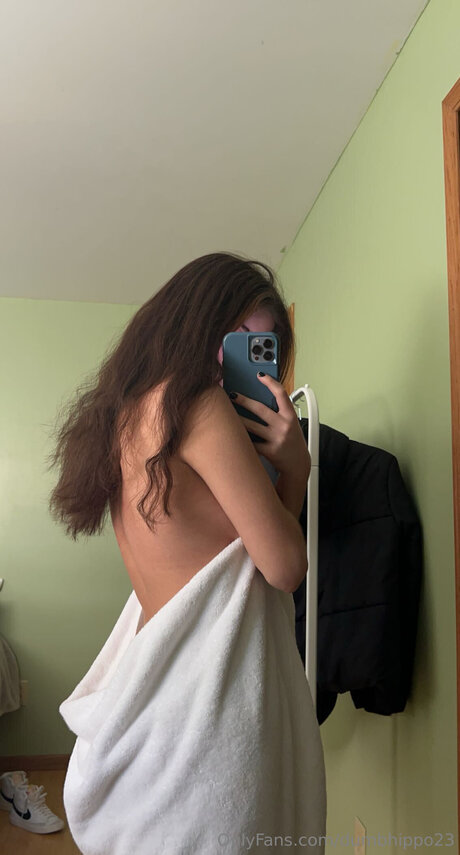 Dumbhippo23 nude actress pic