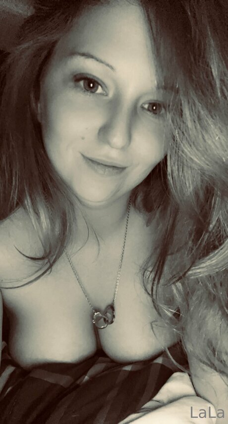 Goldengurl999 pornstar naked pic