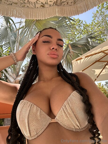 Yaslin Fox model exclusive pics