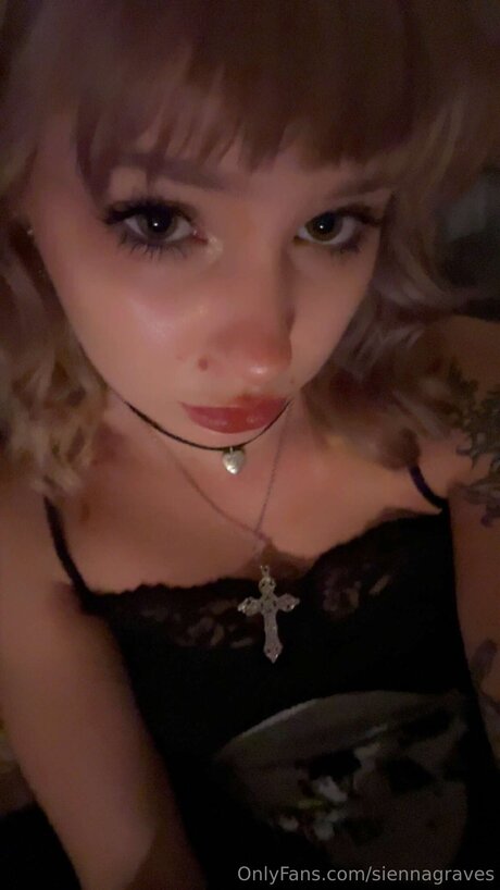 Siennagraves model hd img