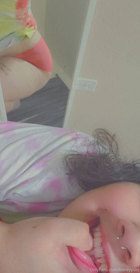 Honeyp0ts exclusive model pic