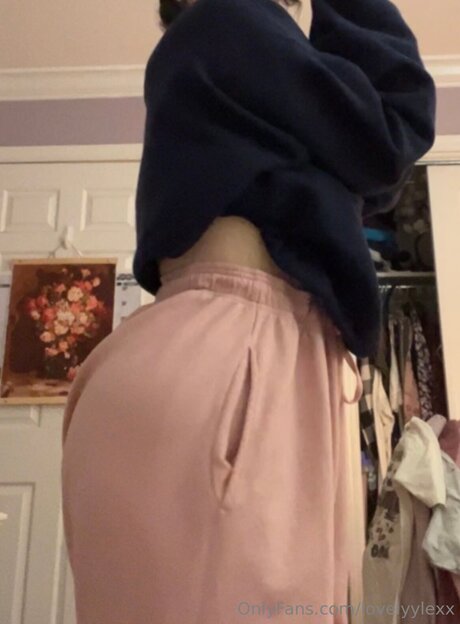 Lovelyylexx porn model photo