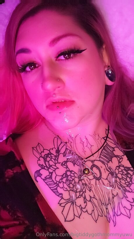 Bigtiddygothmommyuwu model hd photo