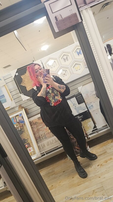 Bigtiddygothmommyuwu model porn image