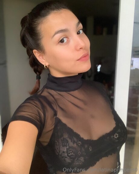 Emmaa Of model free picture