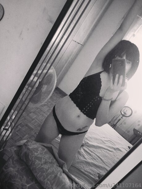 U241107164 adult model pic