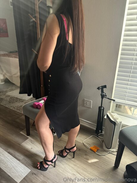 Missnadianova hot actress images