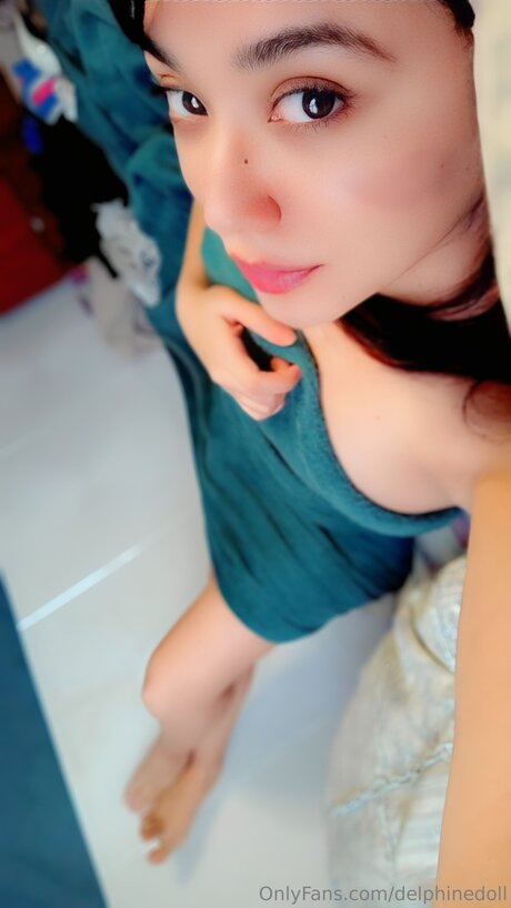 Delphinedoll model naked photo