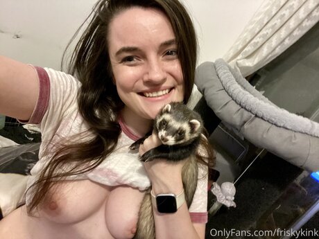 Friskykink model porn pics