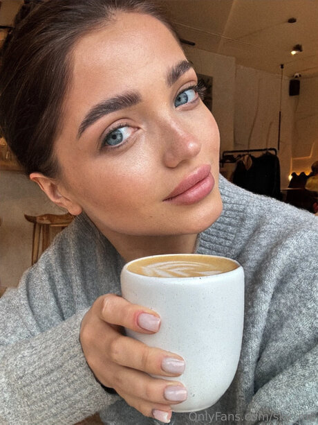 Sky Me pornstar pretty archive