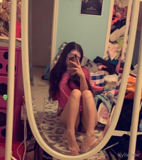 Kylienoir model pretty pics