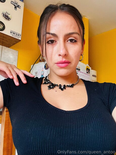 Queen Antoo model adult pictures
