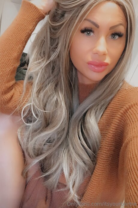 Itsyourbarbie model erotic picture