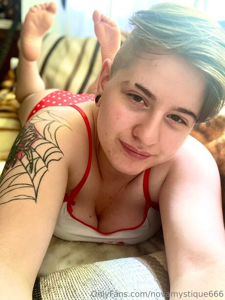 lesbian kissing onlyfans pretty pictures