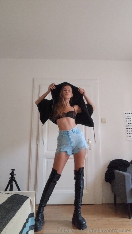 Bellavontroubles nude model img
