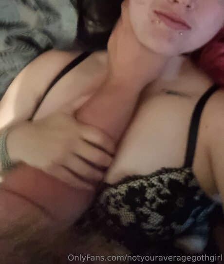 Notyouraveragegothgirl star top pic