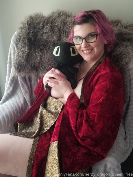 Nerdy Dragon Queen Free nudes star photo