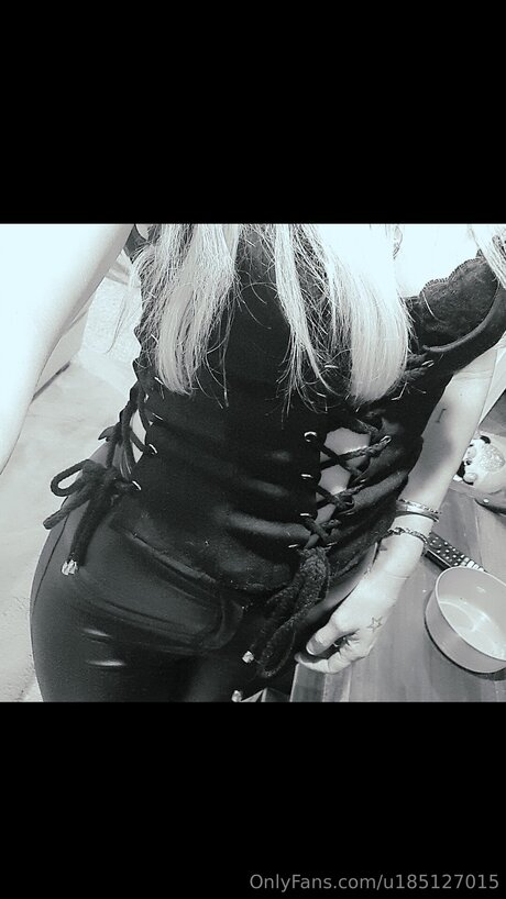 U185127015 adult actress img