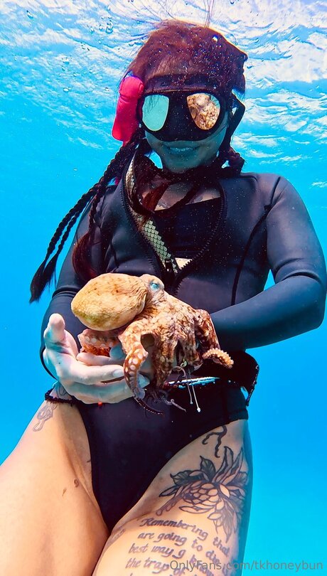 Tkhoneybun art actress photos