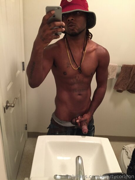 Shortycorleon naked model photo