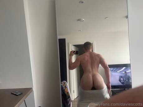 Fit Davie model nude pic