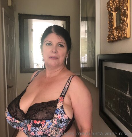 Bianca White Roses naked pornstar pics