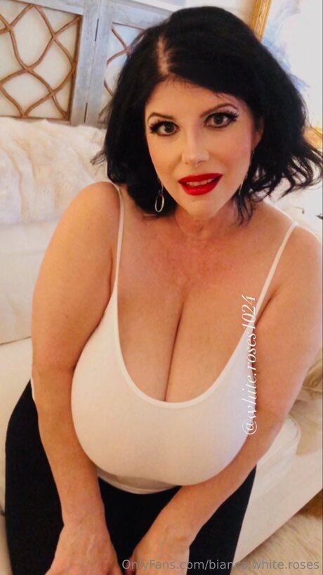 Bianca White Roses erotic model pic