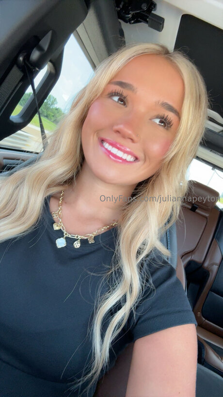 Juliannapeyton beautiful actress pictures