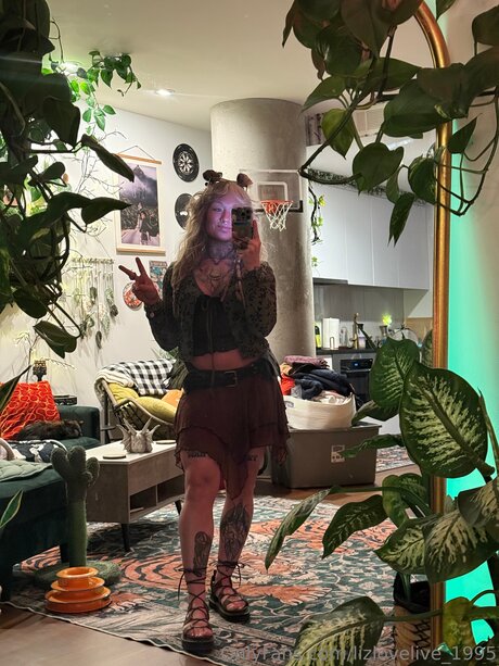 Lizlovelive 1995 star porn pic