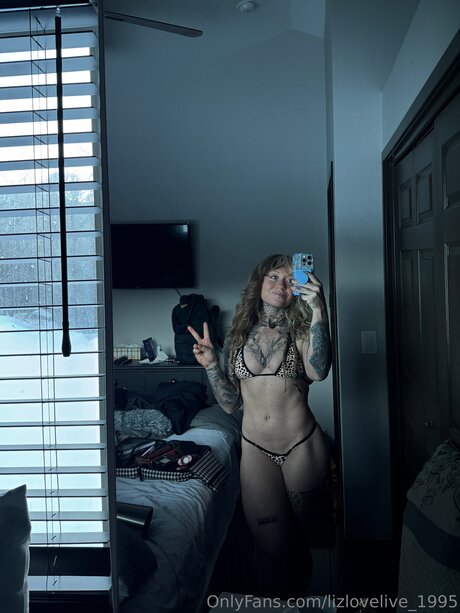 Lizlovelive 1995 model beautiful photos